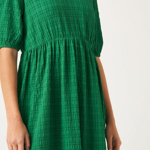 Max emerald green textured tiered dress close-up of crinkle texture and tiered skirt detail