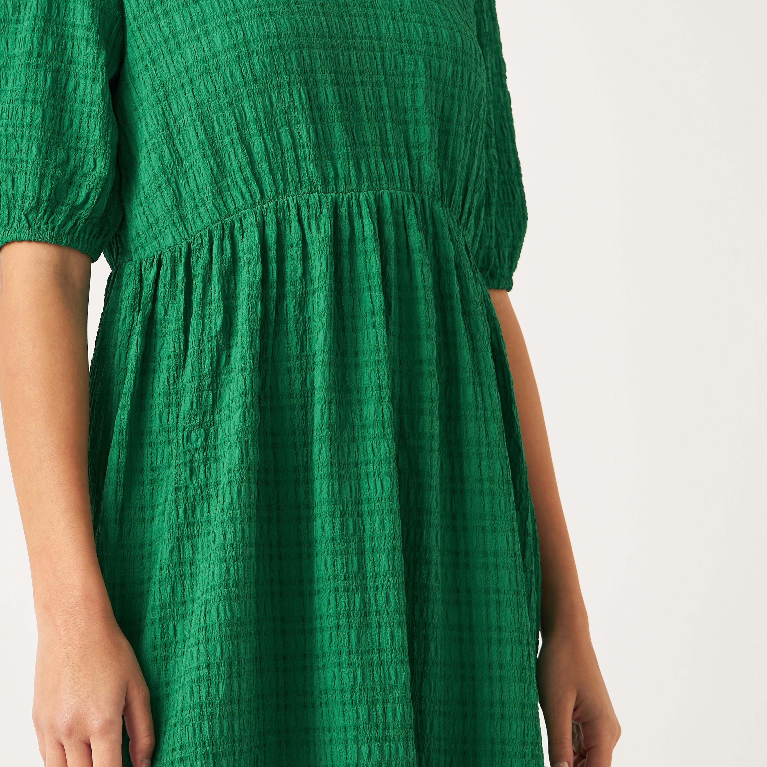 Max emerald green textured tiered dress close-up of crinkle texture and tiered skirt detail